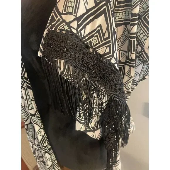 Victorias Secret Size XS Kimono Shaw Fringe Bottom Geometric Lightweight - Picture 4 of 6